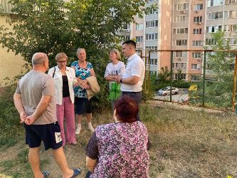 Александр Бондаренко обсудил с жителями вопросы благоустройства дворовых территорий 